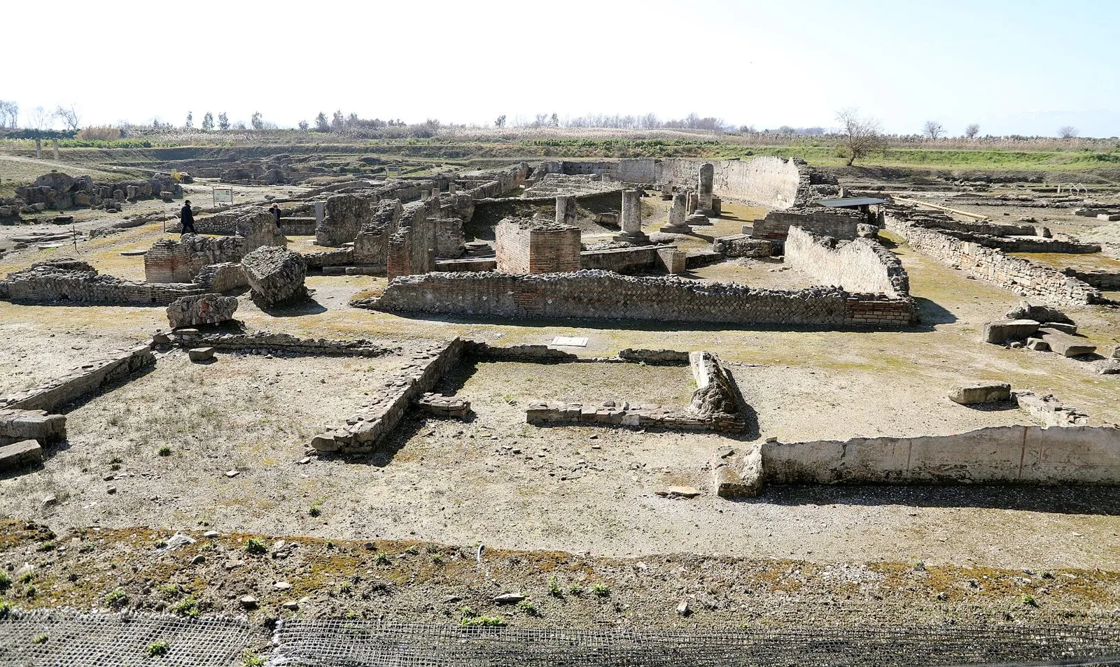 Resti di murature in pietra e laterizio e basi di colonne della città romana di Copia nel Parco Archeologico di Sibari