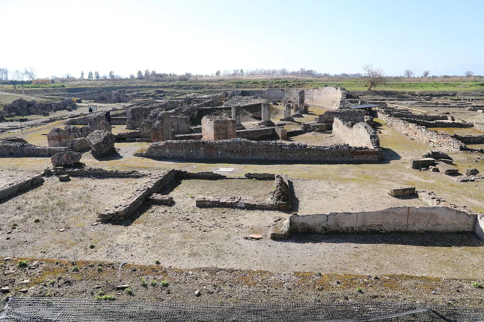 Resti di murature, colonne e ambienti di età romana nell'area del teatro di Copia al Parco Archeologico di Sibari